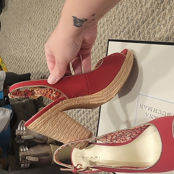 TAHARI Barb Red and Gold Chunky Heel - Picture 3 of 7